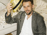 Sequin hat with a band, diameter 27 cm, gold